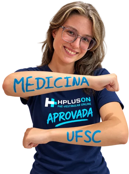 Hanna Cristina Hilgert, aprovada em Medicina na UFSC, com MEDICINA e UFSC pintados nos braços