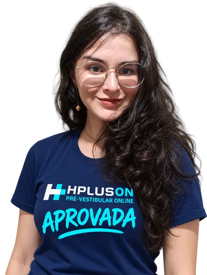 Melissa Andrade Medeiros, aprovada em Economia na USP, com a camiseta HPLUSON