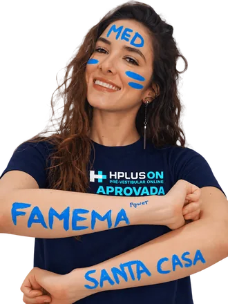 Aluno aprovado do HPLUSON com “MED” escrito na testa e nos braços